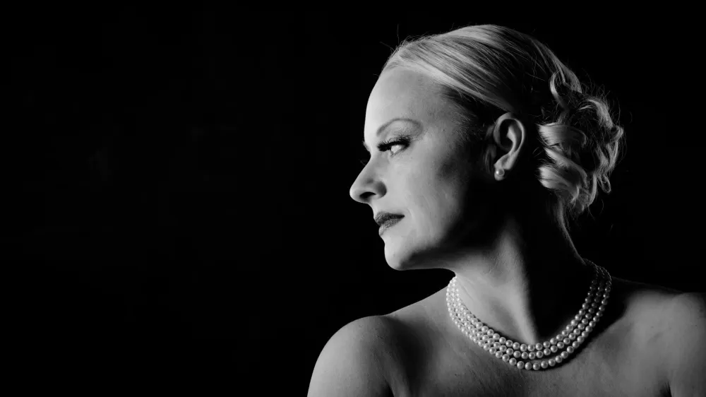 Sopranistka Sabina Cvilak bo osrednja protagonistka komorne opere Napudrana britanskega skladatelja Thomasa Ad&egrave;sa.