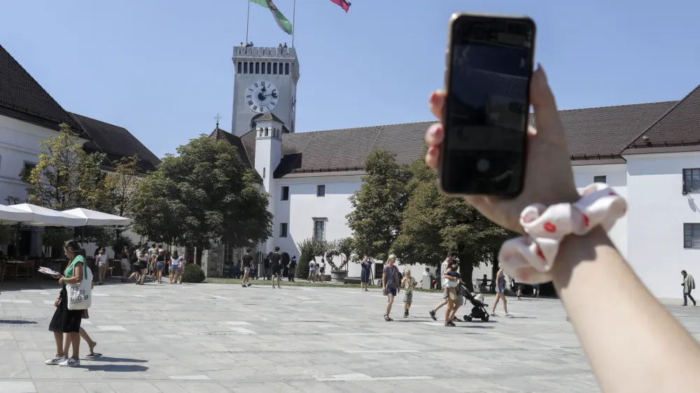 - Ljubljanski grad  - 09.08.2022 &ndash; Instagram točke v Ljubljani &ndash; turisti - //FOTO: Jaka Gasar