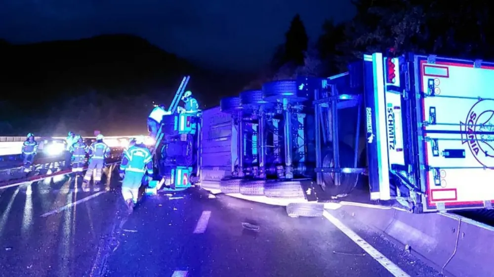 prevrnjen tovornjak F CZR Domažale