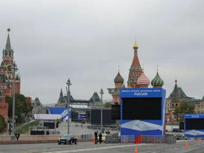 A view shows screens and banners on constructions erected ahead of an expected event, dedicated to the results of referendums on the joining of four Ukrainian self-proclaimed regions to Russia, on a bridge near the Kremlin and Red Square in central Moscow, Russia September 29, 2022. Slogans on the banners read: "Donetsk, Luhansk, Zaporizhzhia, Kherson - Russia!" REUTERS/Evgenia Novozhenina