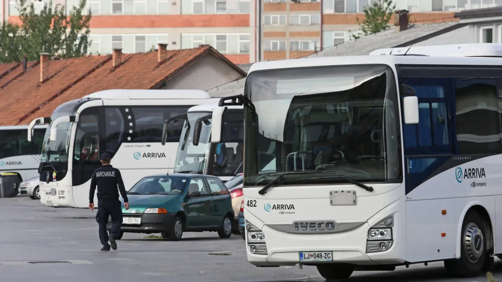 - vozniki avtobusov podjetij v skupini Arriva Slovenija so po več neuspe&scaron;nih pogajanjih z vodstvom družbe napovedali začetek stavke - stavka &ndash; protest &ndash;- 04 09.2017 &ndash; avtobusni prevoznik Arriva, poslovna enota v Ljubljani, Sredi&scaron;ka ulica 4 &ndash; //FOTO: Luka Cjuha