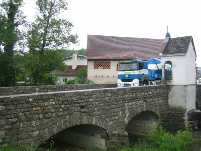 Po kamnitem mostu iz 18. stoletja v sredi&scaron;ču Mirne poteka tudi promet iz Trebnjega proti Sevnici.