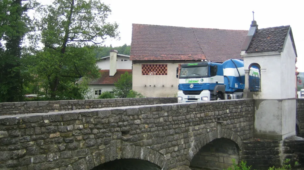 Po kamnitem mostu iz 18. stoletja v sredi&scaron;ču Mirne poteka tudi promet iz Trebnjega proti Sevnici.