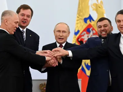 &raquo;Rusija, Rusija, Rusija!&laquo; so vzklikali Vladimir Putin in &scaron;tirje separatistični proruski voditelji ukrajinskih regij po podpisu pogodb o aneksiji.&nbsp;