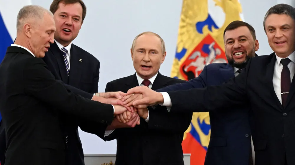 &raquo;Rusija, Rusija, Rusija!&laquo; so vzklikali Vladimir Putin in &scaron;tirje separatistični proruski voditelji ukrajinskih regij po podpisu pogodb o aneksiji.&nbsp;