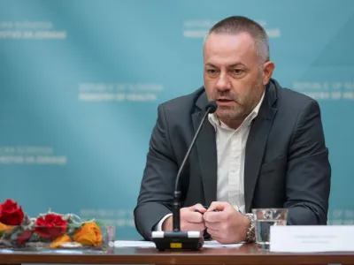 Ljubljana, ministrstvo za zdravje.<br>Novinarska konferenca ministrice za javno upravo Sanje Ajanovic Hovnik in ministra za zdravje Danijela Besica Loredana po sredinem drugem krogu pogajanj ministrstva za zdravje ter sindikatov zdravstva in socialnega varstva o stavkovnih zahtevah zaposlenih v zdravstvu.<br>Minister za zdravje Danijel Besic Loredan.