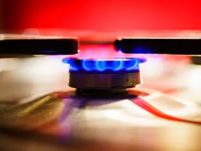 FILED - 20 August 2022, Hessen, Frankfurt_Main: A gas flame burns on the stove in a Frankfurt household. The International Energy Agency (IEA) is advising the EU to make savings in gas consumption to avoid empty storage facilities and the risk of supply disruptions this winter. Photo: Frank Rumpenhorst/dpa