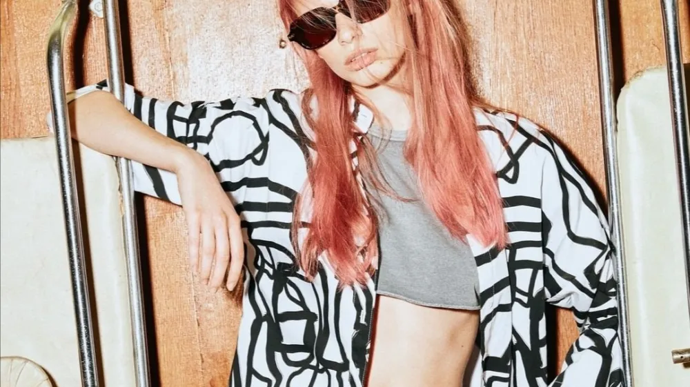 Ukrajinski modni oblikovalci zgodbo o vojni pripovedujejo preko svojih kreacij. S pomočjo dogodkov, kot je teden mode v Parizu in posameznikov, ki poudarjajo delo ukrajinskih kreatorjev, raste njihova prepoznavnost, s tem pa tudi glas rojakov v domovini. Med oblikovalci, ki so dobili priložnost na tednu mode v Parizu je tudi Iryna Kokhana, ki vidi priložnost, da poleg na lastno znamko pozornost obrne tudi na trdoživost svoje države Njena delavnica v Lvivu blizu poljske meje, kjer raste znamka Chereshnivska, se je zaprla za nekaj mesecev, ona pa se je odločila ostati v Londonu, kjer je že poznala nekaj ljudi. Med tem se je do danes nekaj zaposlenih že vrnilo v Ukrajino, delavnica pa ponovno obratuje.Kokhana podjetje vodi iz Velike Britanije, ponovno pa je vzpostavila tudi svojo spletno stran. Njene kreacije, podobno kot dela drugih ukrajinskih oblikovalcev promovira ameri&scaron;ka modna strateginja Jen Sidary <br><br><br>