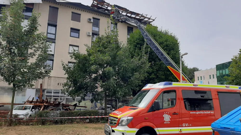 Spomin na hudo avgustovsko neurje, ko je močan veter kot v filmskem prizoru dvignil v zrak streho bloka, ni zbledel.&nbsp;