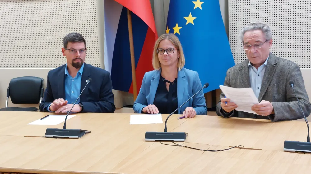 Po četrtkovem parafiranju plačnega dogovora so bili predsednik sindikalne centrale Pergam Jakob Počivav&scaron;ek, ministrica za javno upravo Sanja Ajanović Hovnik in predsednik KSJS Branimir &Scaron;trukelj zadovoljni z vsebino plačnega dogovora. Čez konec tedna je zadovoljstvo pri sindikalistih splahnelo.&nbsp;