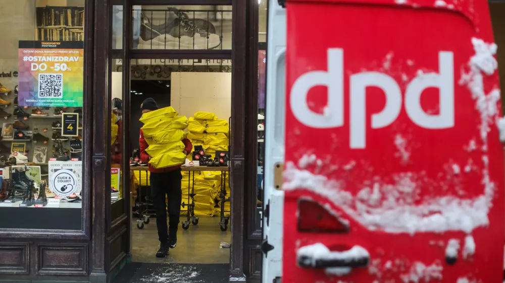 - 03.12.2020 &ndash; Čopova ulica - dostava obutve na dom - spletna trgovina MASS, Kurirska služba DPD Slovenija  //FOTO: Bojan Velikonja