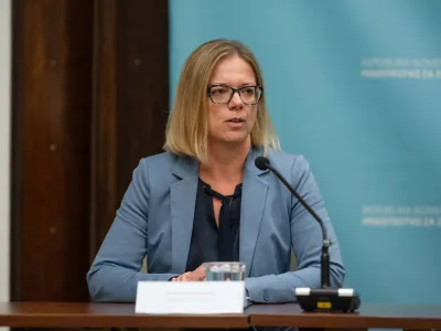 Ljubljana, ministrstvo za zdravje.<br>Novinarska konferenca ministrice za javno upravo Sanje Ajanovic Hovnik in ministra za zdravje Danijela Besica Loredana po sredinem drugem krogu pogajanj ministrstva za zdravje ter sindikatov zdravstva in socialnega varstva o stavkovnih zahtevah zaposlenih v zdravstvu.<br>Ministrica za javno upravo Sanja Ajanovic Hovnik.