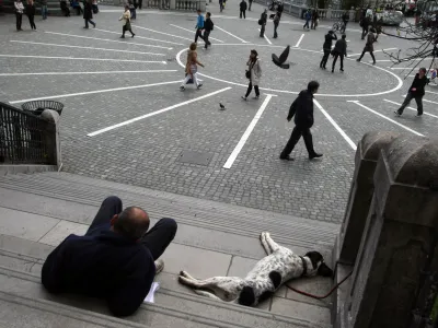 - Pre&scaron;ernov trg, Franči&scaron;kanska cerkev, ilustrativna fotografija - utrujenost - počitek - pes//FOTO: Jaka Gasar