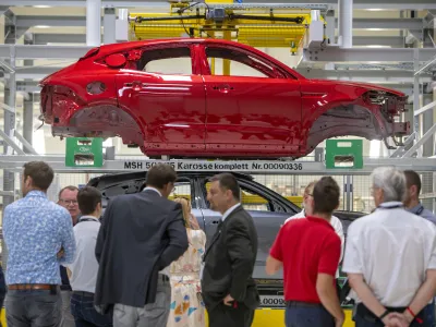 Zaposleni v tovarni Magna Steyr v Hočah od začetka septembra čakajo na delo. Tekoči trakovi v lakirnici bodo mirovali vsaj do konca leta. Foto: Matjaž Ru&scaron;t&nbsp;