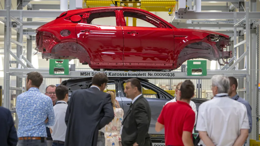 Zaposleni v tovarni Magna Steyr v Hočah od začetka septembra čakajo na delo. Tekoči trakovi v lakirnici bodo mirovali vsaj do konca leta. Foto: Matjaž Ru&scaron;t&nbsp;