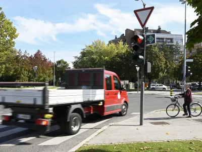 - 06.10.2022 - križi&scaron;če Barjanska cesta, Riharjeva ulica, Ziherlova ulica - črn znak z zeleno pu&scaron;čico omogoča zavijanje desno pri rdeči luči na semaforju //FOTO: Nik Erik Neubauer