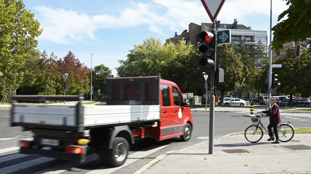 - 06.10.2022 - križi&scaron;če Barjanska cesta, Riharjeva ulica, Ziherlova ulica - črn znak z zeleno pu&scaron;čico omogoča zavijanje desno pri rdeči luči na semaforju //FOTO: Nik Erik Neubauer