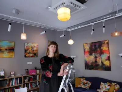 Nina Savič, arhitektka in oblikovalka blagovne znamke Jugo&scaron;ik. <br><br>- 04.10.2022 - Mesec oblikovanja 2022 v Art hotelu Ljubljana &ndash; prva prodajna razstava Nine Savič z naslovom Jugo&scaron;ik luči za svetlo jesen, <br><br>//FOTO: Tomaž Skale<br>