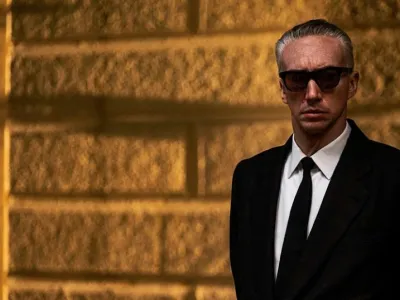 Ameri&scaron;ki igralec Adam Driver bo po tem, ko si je nadel obleko Maurizia Guccija, stopil v čevlje avtomobilistične ikone Enza Ferrarija.&nbsp;<br><br>STXfilms/Lorenzo Sisti