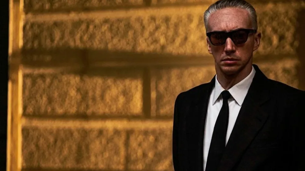 Ameri&scaron;ki igralec Adam Driver bo po tem, ko si je nadel obleko Maurizia Guccija, stopil v čevlje avtomobilistične ikone Enza Ferrarija.&nbsp;<br><br>STXfilms/Lorenzo Sisti