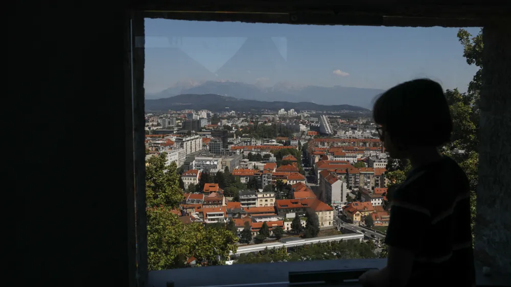 Izbrani investitor bo dobil pravico, da odloči tako o izboru kot &scaron;tevilu lokacij &ndash; gre za občinske strehe in javne povr&scaron;ine &ndash; kjer bi se postavitev sončnih elektrarn splačala. Verjetno bo poleg osončenosti in lege določene strehe ali parkiri&scaron;ča pretehtalo tudi to, kak&scaron;na povr&scaron;ina je na voljo.