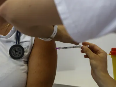 - cepljenje &ndash; treti poživitveni odmerek &ndash; cepivo  - 14.09.2021 &ndash; Epidemija Koronavirus COVID-19 v Sloveniji - cepljenje zaposlenih v UKC Ljubljana proti covidu-19 s tretjim odmerkom, cepilno mesto Leoni&scaron;če  //FOTO: Luka Cjuha.