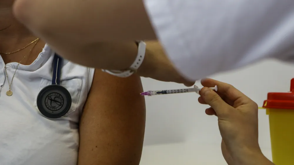 - cepljenje &ndash; treti poživitveni odmerek &ndash; cepivo  - 14.09.2021 &ndash; Epidemija Koronavirus COVID-19 v Sloveniji - cepljenje zaposlenih v UKC Ljubljana proti covidu-19 s tretjim odmerkom, cepilno mesto Leoni&scaron;če  //FOTO: Luka Cjuha.