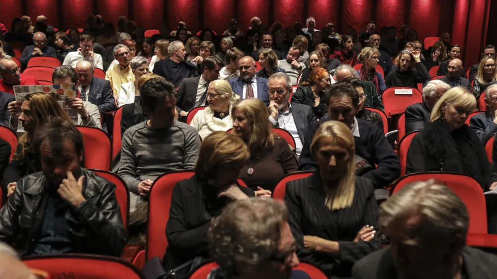 Nižanje temperature v prostoru je gotovo smiseln ukrep, a varčevanje je odvisno predvsem od zunanjih temperatur, rasti cen energentov in morebitnih dodatnih vladnih odredb glede varčevanja z energijo.&nbsp;