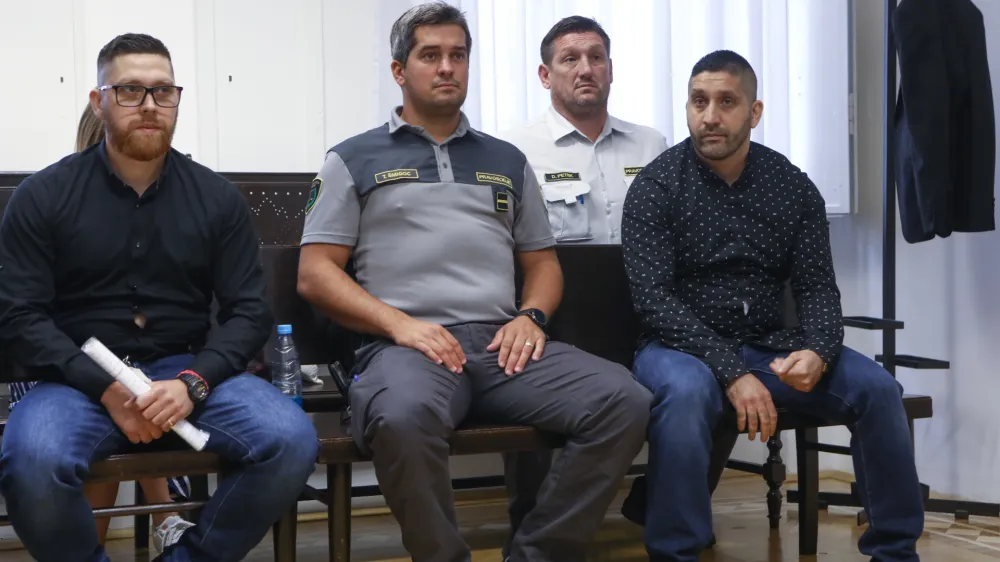 brata Mirsad in Roki Bajrić<br><br>- 14.09.2022 &ndash; sojenje &ndash; predobravnavni narok za Rokija Bajrića (levi z očali) in njegovega deset let starej&scaron;ega brata Mirsada ter Valentina Beganovića, zaradi strelskega spopada na terasi lokala Kofi plac ob tržnici sredi ljubljanskega BTC,<br> <br>//FOTO: Luka Cjuha<br>