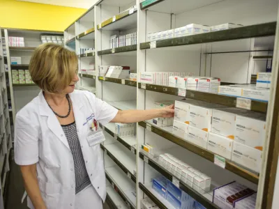 Za veliko zdravil je potrebno doplačilo, zato bi ob upo&scaron;tevanju odločitve DKOM nekdo v Ljubljani za zdravila doplačal manj kot nekdo na Ptuju. Pacienti bi se tako zna&scaron;li v neenakopravnem položaju, svarijo v lekarni&scaron;ki zbornici. Fotografija je simbolična. Foto:&nbsp;Tomaž Zajel&scaron;nik&nbsp;