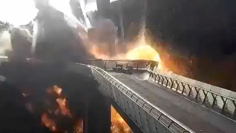 Eksplodiralo je tudi tik ob steklenem mostu, ki ga je leta 2019 odprl kijevski župan Vitalij Kličko in je bil takoj turistična zanimivost, ker je ponujal lepe razglede.&nbsp;