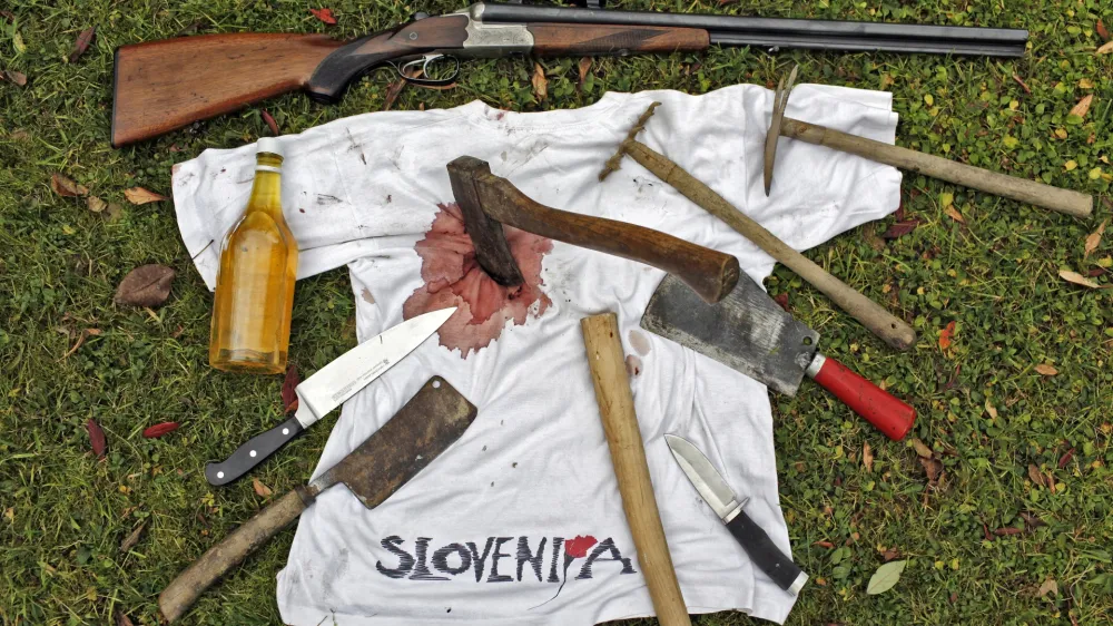 Nož, sekira, lovska pu&scaron;ka. Orožje, ki je &raquo;pri roki&laquo; za družinsko nasilje ob koncih tedna.&nbsp;