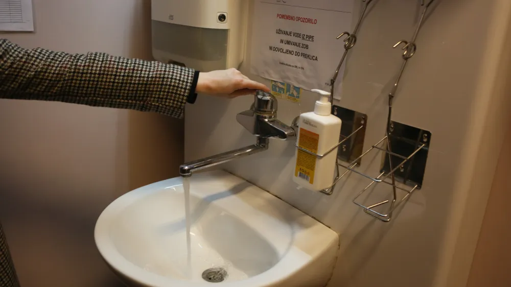 - simbolična fotografija - - opozorilo uživanje vode iz pipe in umivanje zob ni dovoljeno - umivalnik - onesnažena voda - legionela - zdravstvo <br><br><br>- 30.01.2018 - Klinika za otorinolaringologijo in cervikofacialno kirurgijo ORL UKC v Ljubljani - zarjavele vodovodne cevi na kliniki ORL - //FOTO: Luka Cjuha.