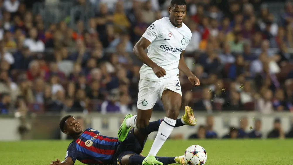 Soccer Football - Champions League - Group C - FC Barcelona v Inter Milan - Camp Nou, Barcelona, Spain - October 12, 2022  Inter Milan's Denzel Dumfries in action with FC Barcelona's Ansu Fati REUTERS/Albert Gea