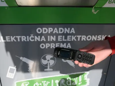 - mobilni zbiralnik starih aparatov - e-odpadki - mobilni telefon<br><br><br>- 22.03.2018 &ndash; Vižmarje &ndash; projekt Life Gospodarjenje z e-odpadki - prvo zbiranje starih aparatov z novim mobilnim zbiralnikom za zbiranje starih aparatov, sijalk in baterij v organizaciji družbe Zeos <br><br><br><br><br>//FOTO: Luka Cjuha