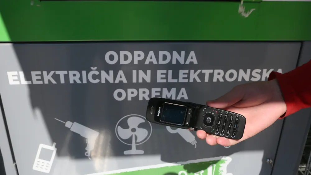 - mobilni zbiralnik starih aparatov - e-odpadki - mobilni telefon<br><br><br>- 22.03.2018 &ndash; Vižmarje &ndash; projekt Life Gospodarjenje z e-odpadki - prvo zbiranje starih aparatov z novim mobilnim zbiralnikom za zbiranje starih aparatov, sijalk in baterij v organizaciji družbe Zeos <br><br><br><br><br>//FOTO: Luka Cjuha