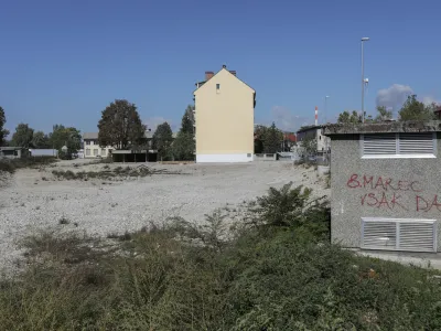 - 03.10.2022 &ndash; zazidljivo zemlji&scaron;če pri križi&scaron;ču Parmova ulica in ulica Bežigrad v Ljubljani - gradnja večstanovanjskih objektov družbe Palo Alto<br><br>//FOTO: Jaka Gasar