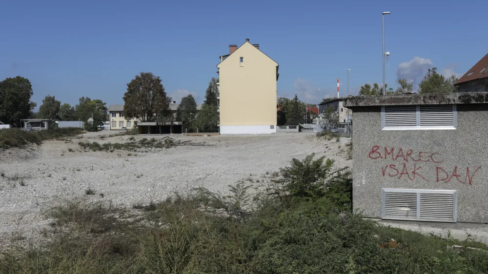 - 03.10.2022 &ndash; zazidljivo zemlji&scaron;če pri križi&scaron;ču Parmova ulica in ulica Bežigrad v Ljubljani - gradnja večstanovanjskih objektov družbe Palo Alto<br><br>//FOTO: Jaka Gasar