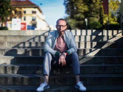 Nejc Lavrenčič, pianist, ki velja za enega najvidnej&scaron;ih slovenskih interpretov v glasbeni zvrsti samospeva in komorne glasbe.