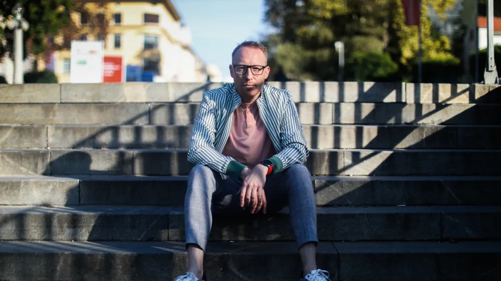 Nejc Lavrenčič, pianist, ki velja za enega najvidnej&scaron;ih slovenskih interpretov v glasbeni zvrsti samospeva in komorne glasbe.