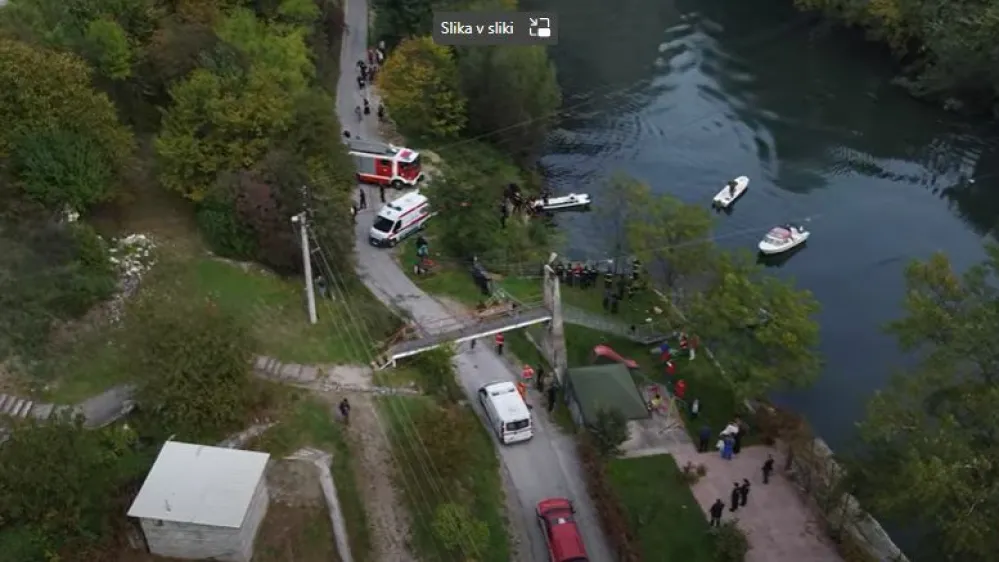 V Srbiji se je pod težo turistov zru&scaron;il most. 