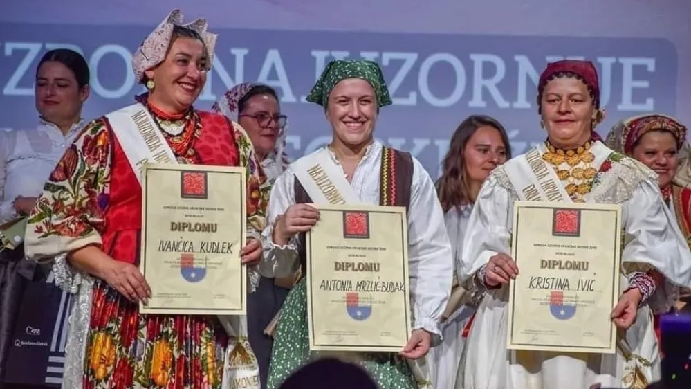 V konkurenci 17 vzornih žen je naslov osvojila Antonija Mrzlić Budak iz Svetega Petra v &Scaron;umi iz istrske županije. F youtube