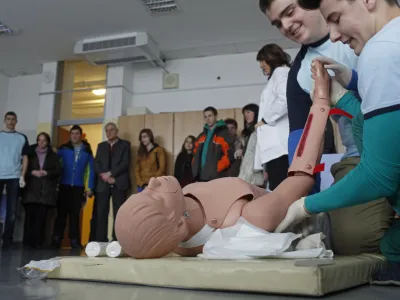 <br> simbolična fotografija - zdravstvo - medicinske sestre <br><br>praktični pouk - prva pomoč - Srednja zdravstvena &scaron;ola v Ljubljani, Poljanska c.61, - Informativni dnevi 2013 -- informativni dan na fakultetah in srednjih &scaron;olah za bodoče &scaron;tudente in dijake - izobraževanje - &scaron;olstvo - &scaron;tudij - dijaki - &scaron;tudenti - ///FOTO: Luka Cjuha