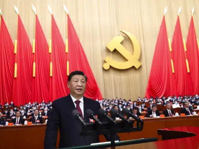 Xi Jinping je na kongresu kitajske komunistične partije v svojem govoru 2200 delegatom &raquo;nacionalno vojno proti virusu, ki re&scaron;uje življenja&laquo;, označil za svoj največji uspeh.F