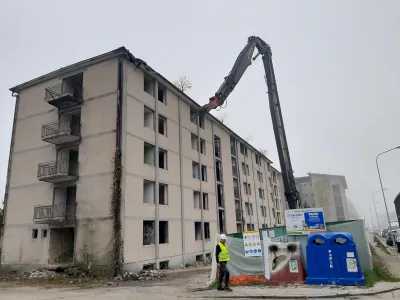 V Straži&scaron;ču se je začela ru&scaron;itev nekdanjega samskega doma. Zgradbo bodo od strehe do pritličja podirali z največjim gradbenim strojem v jugovzhodni Evropi, ki se pona&scaron;a z 38 metrov dolgo ročico.&nbsp;