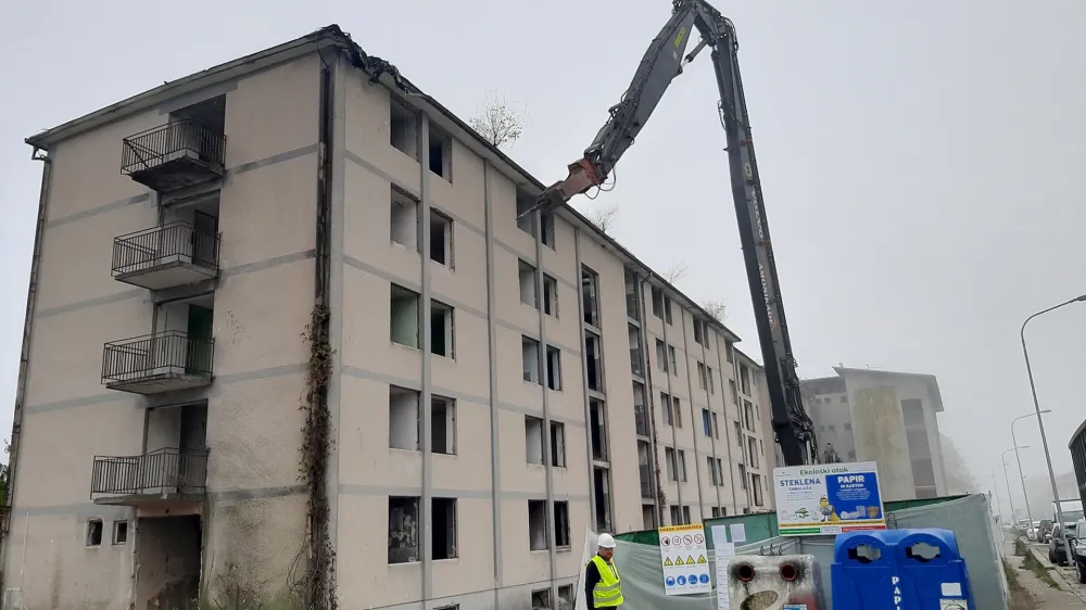 V Straži&scaron;ču se je začela ru&scaron;itev nekdanjega samskega doma. Zgradbo bodo od strehe do pritličja podirali z največjim gradbenim strojem v jugovzhodni Evropi, ki se pona&scaron;a z 38 metrov dolgo ročico.&nbsp;