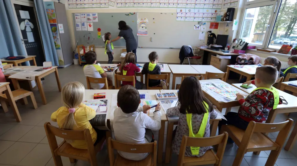 Učenci prvega razreda pouk spremljajo v učilnici, ki so jo naredili s predelavo garderob.&nbsp;