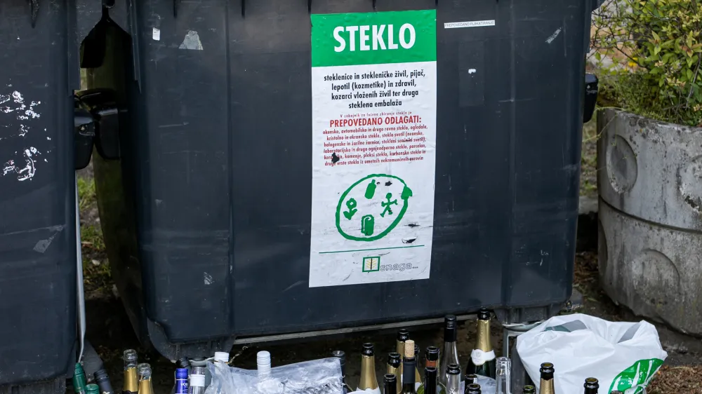 - &Scaron;tudentsko naselje, Rožna dolina - steklo, prazne steklenice, alkohol- 22.04.2020 &ndash; Epidemija Koronavirus COVID-19 v Sloveniji - //FOTO: Matjaž Ru&scaron;t