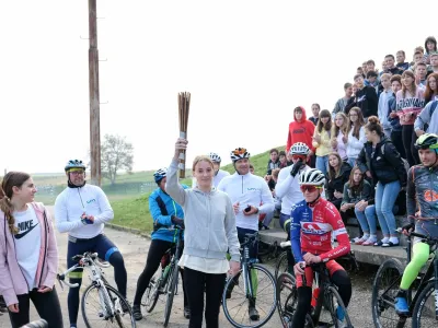 Podnebna &scaron;tafeta je v torek in sredo prepotovala 245 kilometrov dolgo pot skozi Slovenijo, včeraj pa se je za hip ustavila tudi v Kostanjevici na Krki in Leskovcu pri Kr&scaron;kem. F Bo&scaron;tjan Colarič, Gen energija