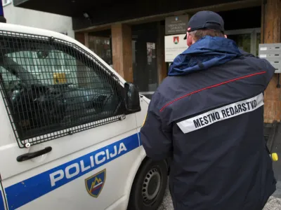 Občinski redarji so lahko hkrati tudi pomožni policisti, čemur želijo na notranjem ministrstvu, kljub ostremu nasprotovanju sindikata, narediti konec.
&nbsp;